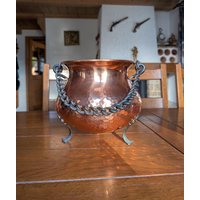 Extra Grosser Vintage Schweizer Kupfertopf Auf Drei Beinen Und Schwarzer Metallkette Für Halloween Aus Der Schweiz Als Geschenk Die Industrielle Extra Grosser Vintage Schweizer Kupfertopf Auf Drei Beinen Und Schwarzer Metallkette Für Halloween Aus Der Schweiz Als Geschenk Die Industrielle von MySwissFinds