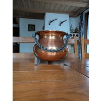 Extra Grosser Vintage Schweizer Kupfertopf Handgefertigter Dreibein-Übertopf Extra Grosser Vintage Schweizer Kupfertopf Handgefertigter Dreibein-Übertopf von MySwissFinds