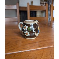 Kohler Biel Vintage Kleiner Schweizer Keramik Milchtopf 100Ml Mit Handbemalten Blumen Und Mädchen in Traditioneller Kleidung Für Rustikale Kohler Biel Vintage Kleiner Schweizer Keramik Milchtopf 100Ml Mit Handbemalten Blumen Und Mädchen in Traditioneller Kleidung Für Rustikale von MySwissFinds