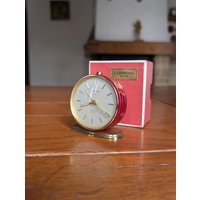 Looping Schweizer Vintage Tischwecker Mid-Century Rot Und Goldenes Gehäuse Mit Original Box Looping Schweizer Vintage Tischwecker Mid-Century Rot Und Goldenes Gehäuse Mit Original Box von MySwissFinds
