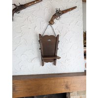 Rustikales Wandregal Aus Holz Mit Herzausstanzung Und Kettenaufhängung Für Den Alpinen Bauernhof Oder Als Akzent Das Gemütliche Interieur Im von MySwissFinds