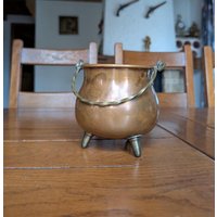 Vintage Schweizer Kupfertopf Mit Messingbeinen Vintage Schweizer Kupfertopf Mit Messingbeinen von MySwissFinds