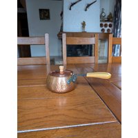 Schweizer Vintage Kupfertopf Klein Mit Deckel Und Holzgriff Von Stockli Als Geschenk Zur Rustikalen Dekoration Des Hauses von MySwissFinds