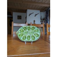 Vintage Keramik Eiergrüne Servierplatte Für 10 Hartgekochte Eier Und Salz - Pfefferregal Mid-Century-Küchen von MySwissFinds