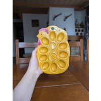 Vintage Keramik Gelbe Henne Ei Servierplatte Mit Geprägtem Muster Für Oster Frühstück Aus Japan Vintage Keramik Gelbe Henne Ei Servierplatte Mit Geprägtem Muster Für Oster Frühstück Aus Japan von MySwissFinds