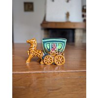 Vintage Keramik Zahnstocher Halter in Form Eines Bunt Glasierten Dekors Mit Pferd Und Kutsche Für Die Rustikale Küche Oder Den Esstisch Vintage Keramik Zahnstocher Halter in Form Eines Bunt Glasierten Dekors Mit Pferd Und Kutsche Für Die Rustikale Küche Oder Den Esstisch von MySwissFinds