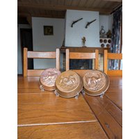 Vintage Kupfer Backform Mit Geprägtem Sternzeichen Ihrer Wahl Von Löwe, Wassermann Oder Stier Für Rustikale Wanddekoration Aus Der Schweiz von MySwissFinds
