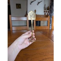 Vintage Messing Schaufel Flaschenöffner Und Eis Zerkleinerer in Einem Für Whiskey Als Geschenk Einen Art Deco Liebhaber Aus Japan Vintage Messing Schaufel Flaschenöffner Und Eis Zerkleinerer in Einem Für Whiskey Als Geschenk Einen Art Deco Liebhaber Aus Japan von MySwissFinds