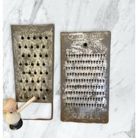 Metallwunder Zerkleinerer, Fels Naphtha Seife, 2Er Set, Käsereibe Primitiv Gealtert, Rustikal, Patina, Bauernhaus Küchenbesteck, Halbmond, Flach von MyThreeSonsVintage
