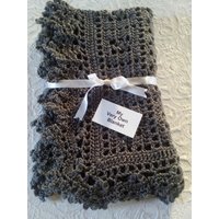 Dunkelgraue Spitze Hand Gehäkelte Babydecke von MyVeryOwnBlanket