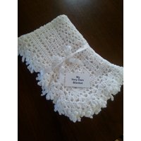 Weiße Spitze Hand Gehäkelte Baby Decke Weiße Spitze Hand Gehäkelte Baby Decke von MyVeryOwnBlanket