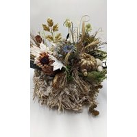 Herbstgesteck Herbstdekoration Teelicht Kürbis Zapfen Sonnenblume Blätter Gräser Gold Creme von MyfleurDE