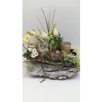 Ostergesteck Frühlingsgesteck Teelicht Huhn Tulpen Eier Federn Gräser Gelb Grün Gold von MyfleurDE