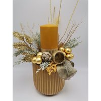 Weihnachtsgesteck Adventsgesteck Wintergesteck Kerze Kugeln Blätter Ocker Gold von MyfleurDE