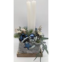Weihnachtsgesteck Adventsgesteck Wintergesteck Weihnachten Kerzen Pfeffer Stern Kugeln Blau Weihnachtsgesteck Adventsgesteck Wintergesteck Weihnachten Kerzen Pfeffer Stern Kugeln Blau von MyfleurDE