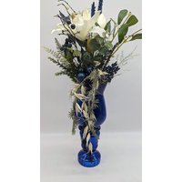 Wintergesteck Winterdekoration Weihnachtsgesteck Tischgesteck Amaryllis Mistel Kugeln Blau Weiß von MyfleurDE