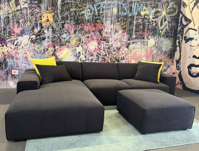 Ecksofa Airport Anthrazit – mit Kedernaht & optionalem Hocker von Myhomelando Sofort