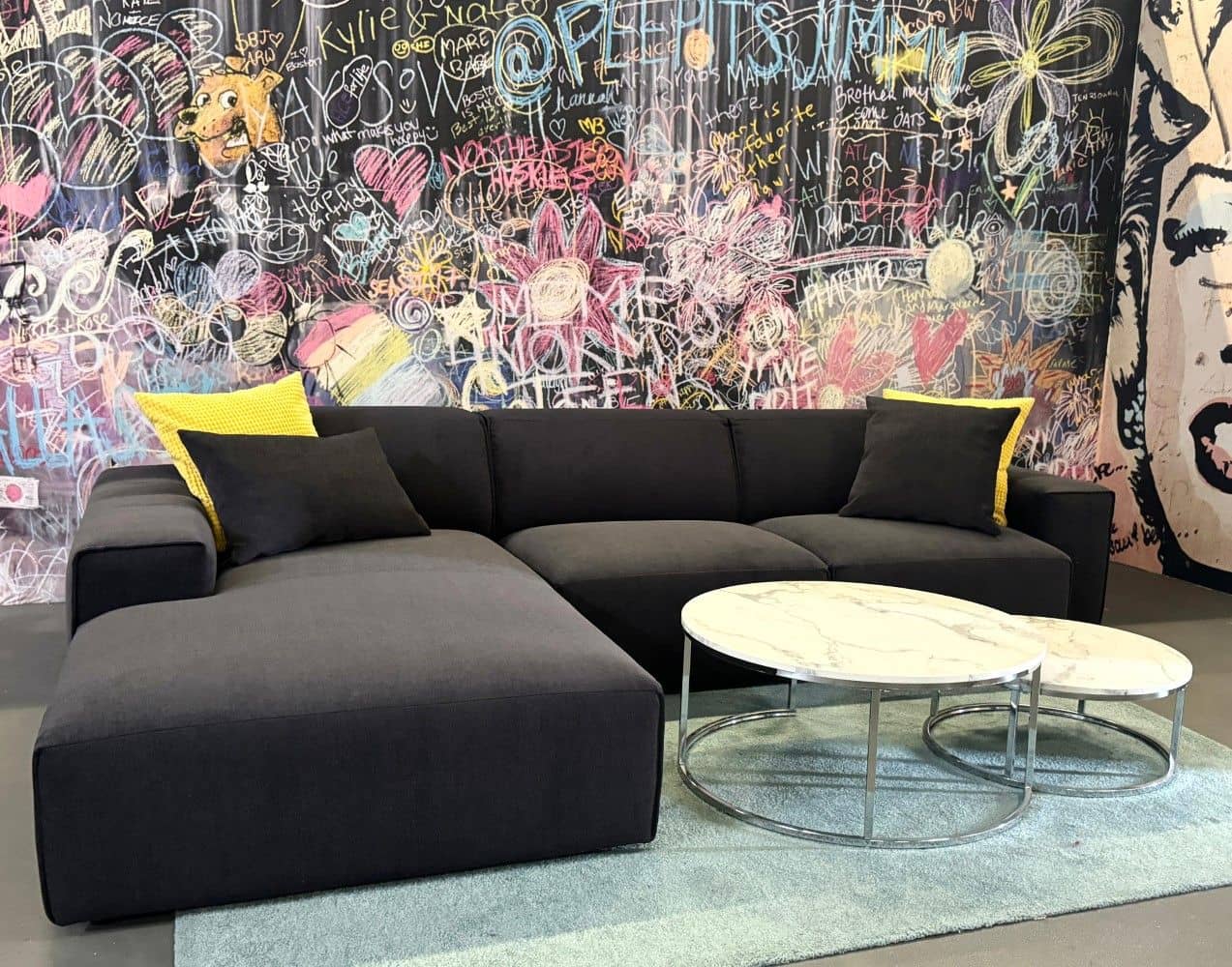 Ecksofa Airport Anthrazit – mit Kedernaht & optionalem Hocker von Myhomelando Sofort