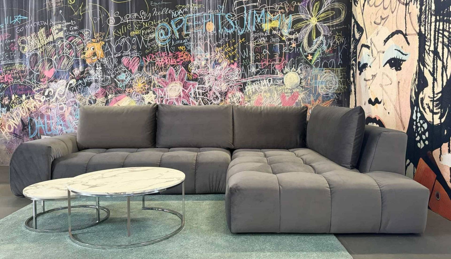 Ecksofa Azita Samtoptik Grau – Ausstellungsstück Myhomelando von Myhomelando Sofort
