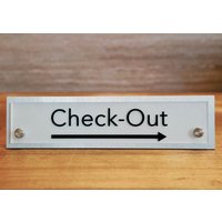 Schreibtischschild Check Out Schild Personalisiert Schreibtisch Namensschild Für Das Büro Aus Acryl 10 Breite X 2, 5 Groß von MyrtleTreeVinyl