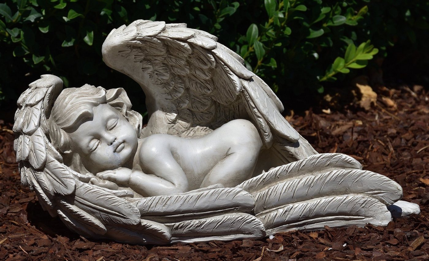 MystiCalls Engelfigur Engel liegt im Flügel - Dekofigur Engelfigur Gartenfigur Allerheiligen Grabengel Garten Dekoration von MystiCalls