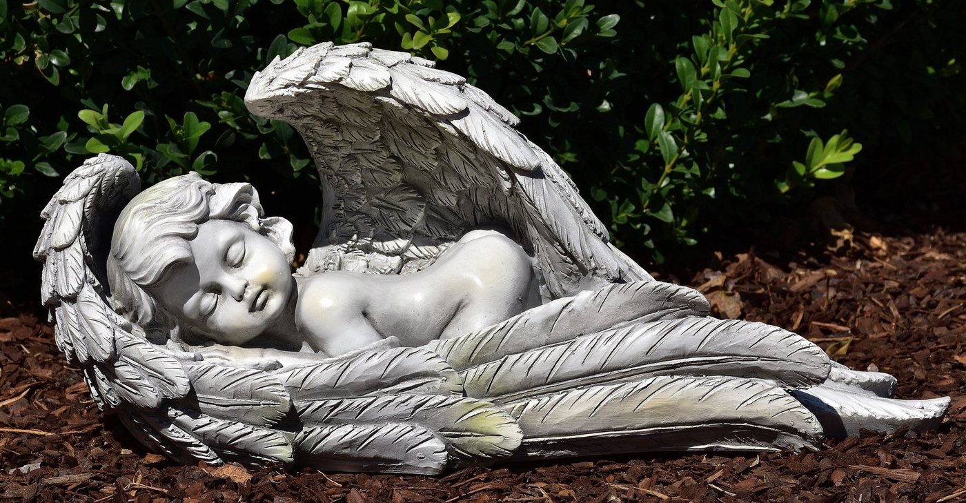 MystiCalls Engelfigur Engel liegt im Flügel - Dekofigur Engelfigur Gartenfigur Allerheiligen Grabengel Garten Dekoration von MystiCalls