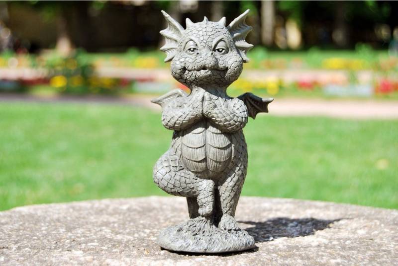 MystiCalls Gartenfigur Gartendrache - Modell Yogabaum klein - Gartenfigur von MystiCalls