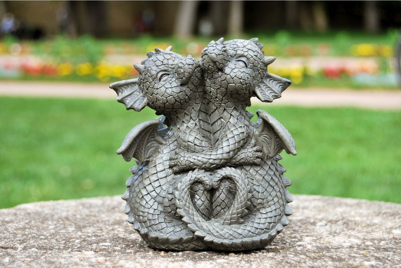 MystiCalls Gartenfigur Gartendrache - Modell kuschelnd klein von MystiCalls