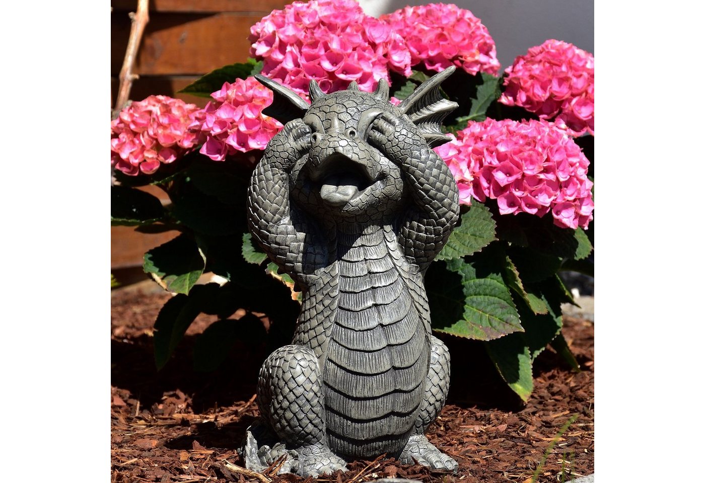 MystiCalls Gartenfigur Gartendrache hält sich die Augen zu - Gartenfigur Garten Dekoration Drache von MystiCalls