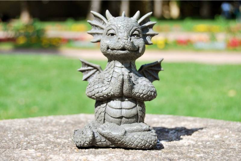 MystiCalls Gartenfigur Gartendrache - Modell Yogi klein - Dekofigur, (Einzelartikel, 1 St), Für Drinnen und Draußen, wetterfest, nicht frostfest von MystiCalls