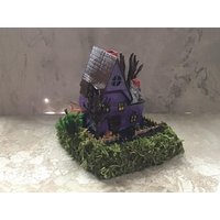 Miniatur Geisterhaus Halloween Dekoration Kristall Hexe Zauberladen von MysticMerchantGifts