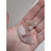 Blume Achat Crystal Crescent Moon Carving Geschenk von MysticalHaven