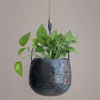 Rustikaler Blumenampel "Sinduri"/Aus Wiederverwertetem Metall Nachhaltiges Dekor Handgemachtes Einzigartiges Metalldesign." Rustikaler Blumenampel "Sinduri"/Aus Wiederverwertetem Metall Nachhaltiges Dekor Handgemachtes Einzigartiges Metalldesign." von MytriDesigns