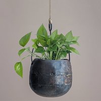 Rustikaler Blumentopf Mit Henkel "Sinduri"/Aus Altmetall Nachhaltiges Dekor Handgefertigtes Einzigartiges Metalldesign ." von MytriDesigns