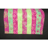 Batik Grün Und Rosa Tischläufer, Grüner 2-Seitiger Bali Designer Stoff Tischläufer Batik Grün Und Rosa Tischläufer, Grüner 2-Seitiger Bali Designer Stoff Tischläufer von MzGeezCreations