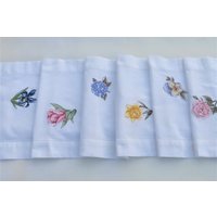 Blumen in Blüte Tischläufer, Schöne Gestickt Auf Einem Hohlsaum Esszimmer Tischläufer Blumen in Blüte Tischläufer, Schöne Gestickt Auf Einem Hohlsaum Esszimmer Tischläufer von MzGeezCreations