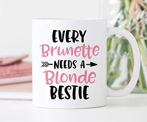 Kaffeebecher mit Aufschrift "Every Brunette Needs A Blonde Bestie", beste Freundschaftstasse, Geschenk für beste Freunde, brünette und blonde Freundschaft. von N\A