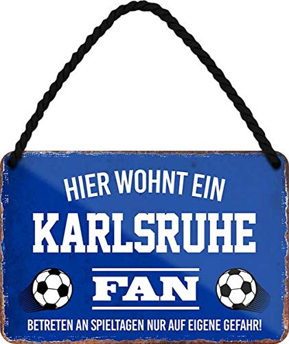 WOGEKA ART Retro Blechschild - Hier wohnt ein Karlsruhe Fan Fußball - witziger Spruch Geschenk-Idee Geburtstag Weihnachten Deko 18x12 cm Vintage-Design Hänge-Schild Metall HS22 von WOGEKA ART