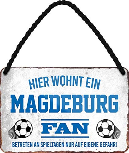 WOGEKA ART Retro Blechschild - Hier wohnt ein Magdeburg Fan Fußball - witziger Spruch Geschenk-Idee Geburtstag Weihnachten Deko 18x12 cm Vintage-Design Hänge-Schild Metall HS29 von WOGEKA ART