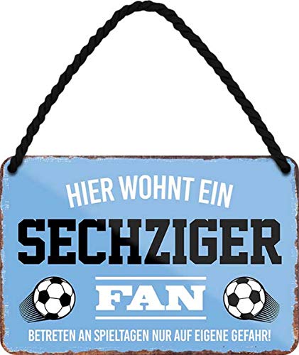 WOGEKA ART Retro Blechschild - Hier wohnt ein Sechziger Fan Fußball - witziger Spruch Geschenk-Idee Geburtstag Weihnachten Dekoration 18x12 cm Vintage-Design Hänge-Schild Metall HS01 von WOGEKA ART