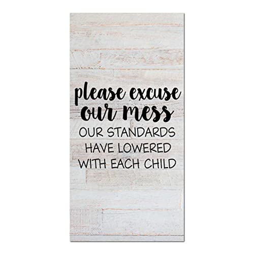 Please Excuse Our Mess Our Standards Have Lowered with Each Child Rustikale Holzschilder Plakette Inspirierende Zitate Wandbehang Schild Vertikale Heimdekoration für Bauernhaus Schlafzimmer 10,2 x von NABRAND