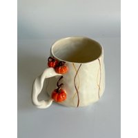 Eleganter Handgemachter Keramikbecher Mit Mini-Kürbissen Am Griff, Herbst, Herbst Design Handgefertigter Becher von NAFCeramic