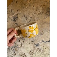 Handgemachte Keramiktasse, Gelber Einzigartiger Blumenkaffee, Teebecher, Handgemalte Blumen-Niedlicher Keramikbecher, Hippie-Weinlese-Becherschale von NAFCeramic