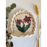 Handgemachtes Wandregal Aus Keramik, Lilienblumen, Art Deco, Handbemalte Keramik Dekoration, Wandpflanztopf, Handgemachter Keramikaltar von NAFCeramic