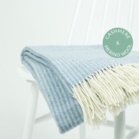 Kaschmir Merino Wolle Hellblau Natürlich Minimalistisch Einfarbig Gestreift Weich Gemütlich Hygge Große Sofa Überwurf Decke Kariert Mit Fransen von NAMOstudio