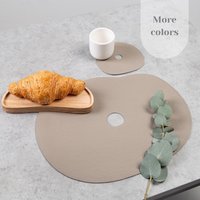 Tischset Und Untersetzer Aus Leder I Farbe Beige, Schwarz, Elfenbein, Hellgrau, Olivgrün, Rostbraun, Dunkelblau Tischset Und Untersetzer Aus Leder I Farbe Beige, Schwarz, Elfenbein, Hellgrau, Olivgrün, Rostbraun, Dunkelblau von NAMUOS