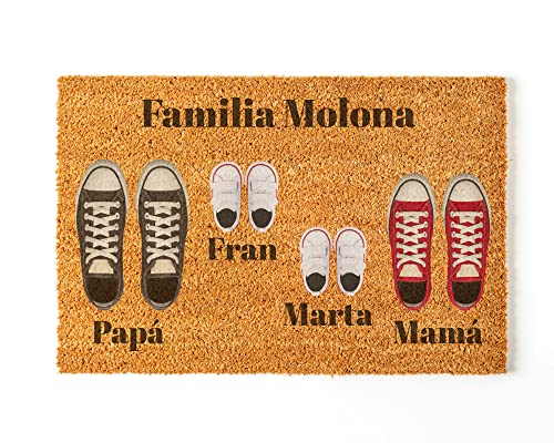 Fußmatte Personalisiert | Gestalte deine Fußmatte mit deiner ganzen Familie | 70x40cm | Perfekt zum Verschenken | Lustige und originelle Fußmatten aus 100% Kokosfaser | Familie von 4 von NANNUK Baby creations