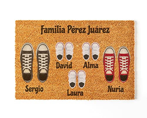 NANNUK Baby creations Fußmatte Personalisiert | Gestalte Deine Fußmatte mit deiner ganzen Familie | 70 x 40 cm Lustige und originelle Fußmatten aus 100% Kokosfaser | Familie von 5 von NANNUK Baby creations