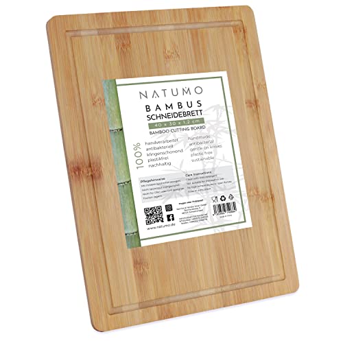NATUMO ® Schneidebrett Bambus mit Saftrille, 40 x 30 cm großes Holzbrett als Küchenbrett und Servierbrett, massives Holz, XXL von NATUMO