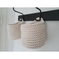 Hängekorb, Aufbewahrungskorb Mit Henkel, Kinderzimmerkorb Gefertigt Aus Dem Recyceltem Baumwollgarn Hängekorb, Aufbewahrungskorb Mit Henkel, Kinderzimmerkorb Gefertigt Aus Dem Recyceltem Baumwollgarn von NAYAMADE